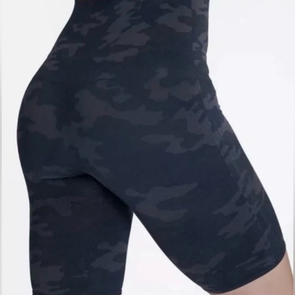 SPANX Pants - NWT Spanx Black Camo Bike Shorts With Stretch Fit Size M Sku#120